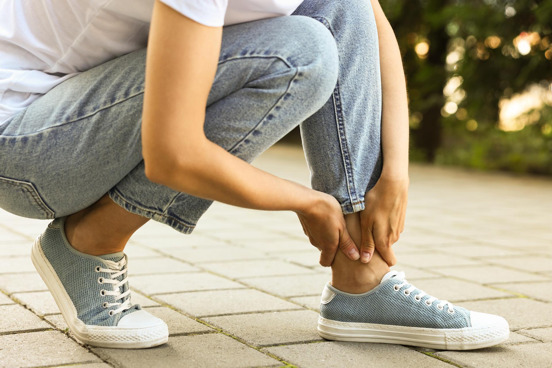 Dolor de talón al caminar: Causas y qué hacer