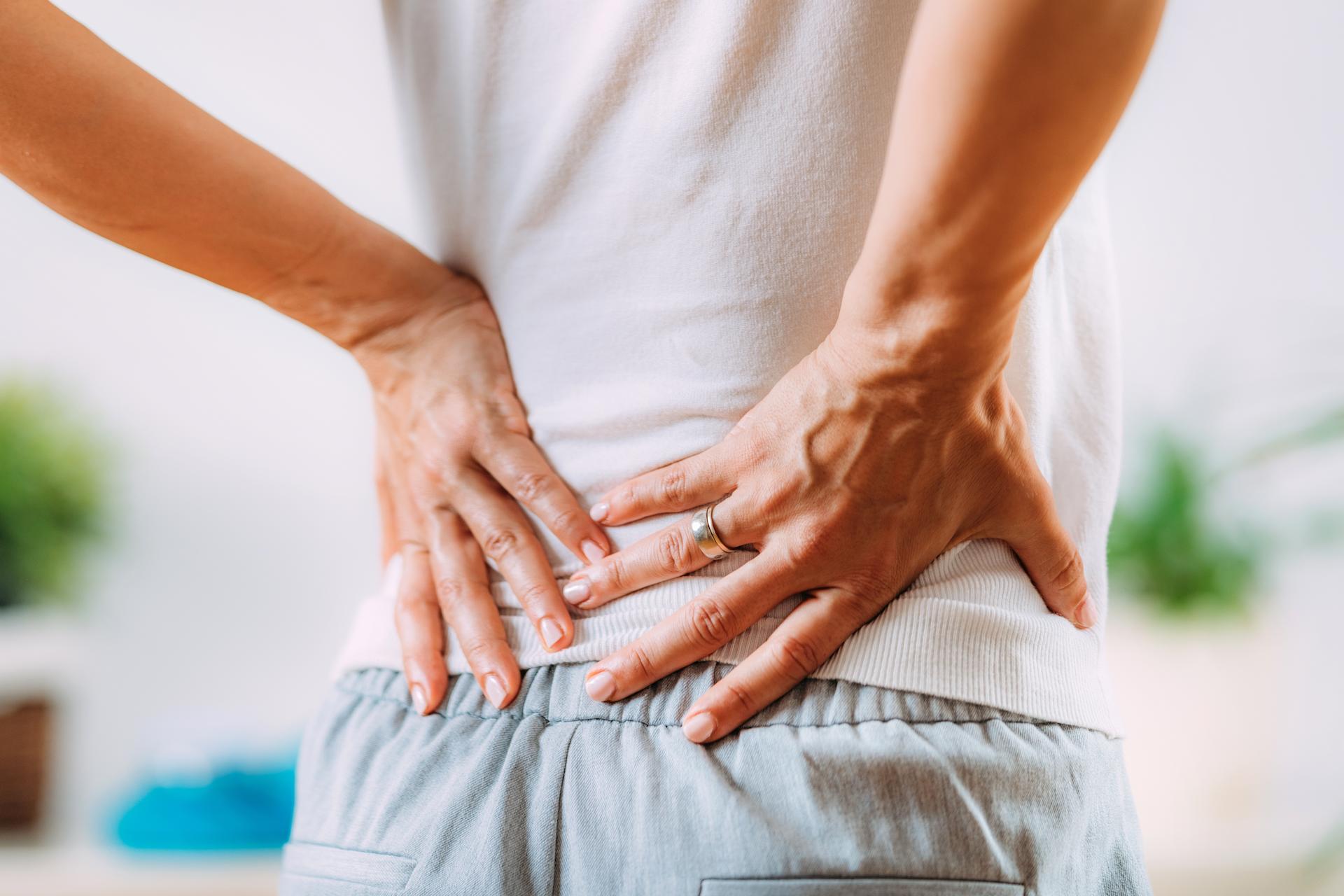 ¿Por qué te duele la espalda baja? Causas y qué puedes hacer